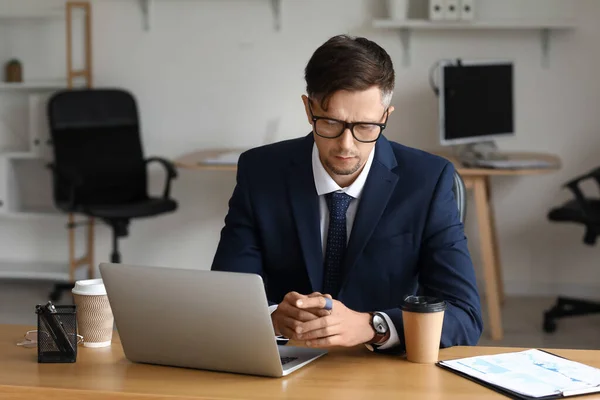 Empresario Aplicando Parche Médico Dedo Oficina — Foto de Stock