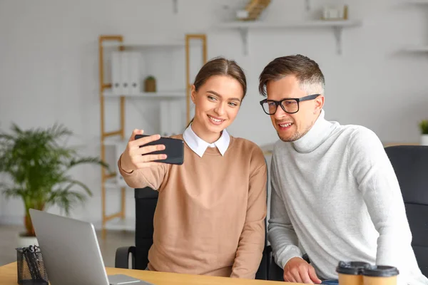 Colleagues Taking Selfie Office — Stock Photo, Image