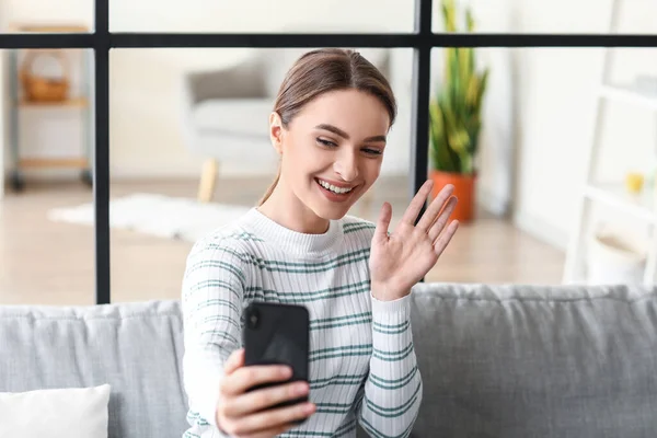 Bella Giovane Donna Che Prende Selfie Casa — Foto Stock