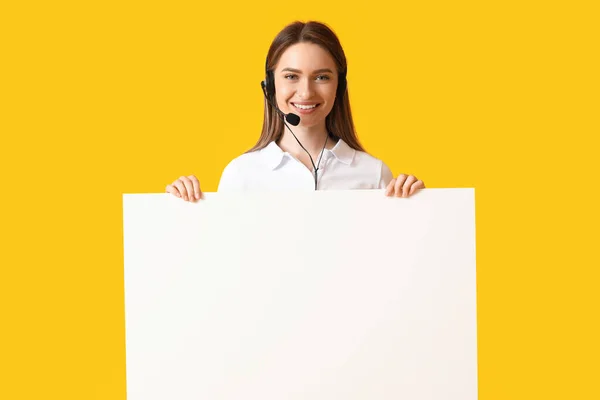 色の背景に空白のポスターを持つ女性技術サポートエージェント — ストック写真