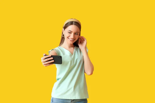 Hübsche Junge Frau Macht Selfie Auf Farbigem Hintergrund — Stockfoto