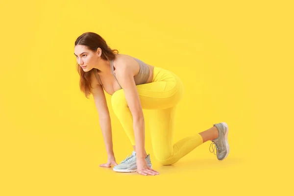Sporty Young Woman Crouch Start Position Color Background — Stock Photo, Image