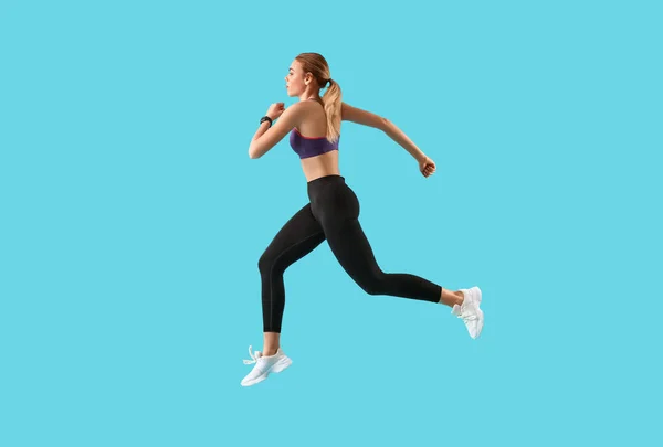 Deportiva Mujer Corriendo Sobre Fondo Color — Foto de Stock