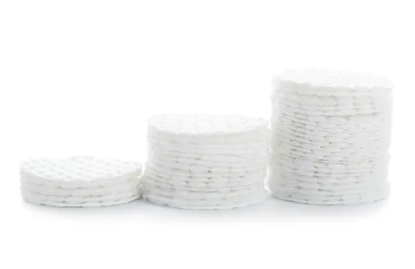 白い背景に新しいきれいな綿のパッドのスタック — ストック写真