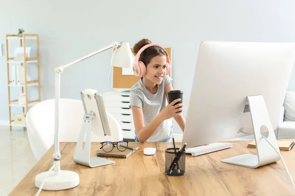 Leuke Kleine Programmeur Met Kopje Koffie Met Behulp Van Computer — Stockfoto