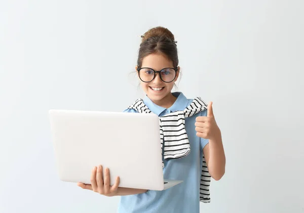 Mały Programista Laptopem Pokazujący Kciuk Góry Jasnym Tle — Zdjęcie stockowe