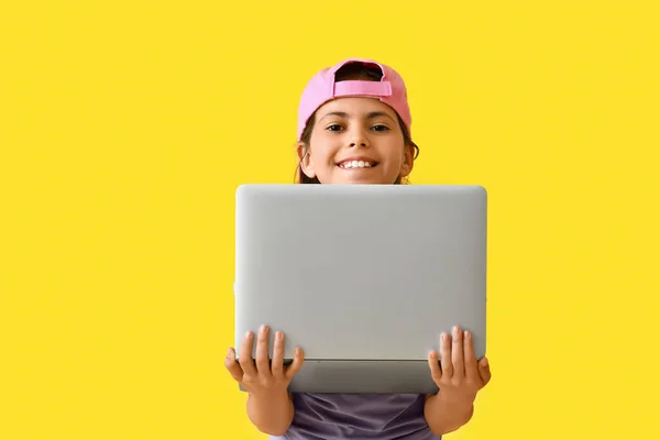 Kleine Programmeur Met Laptop Kleur Achtergrond — Stockfoto