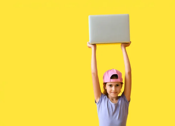 Kleine Programmeur Met Laptop Kleur Achtergrond — Stockfoto