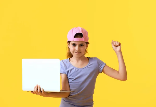 Kleine Programmeur Met Laptop Kleur Achtergrond — Stockfoto