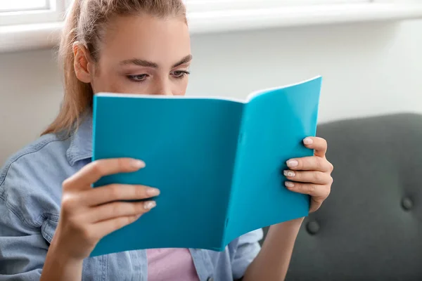 Estudiante Preparándose Para Examen Casa — Foto de Stock