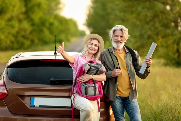 Happy Mature Couple Backpacks Map Car Countryside — Stock Photo, Image