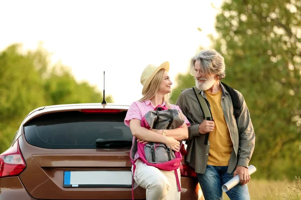 Happy Mature Couple Backpacks Map Car Countryside — Stock Photo, Image