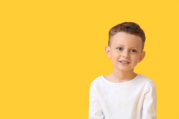 Портрет Счастливого Мальчика Цветном Фоне — стоковое фото