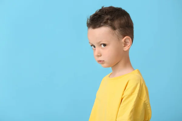 Retrato Lindo Niño Fondo Color — Foto de Stock