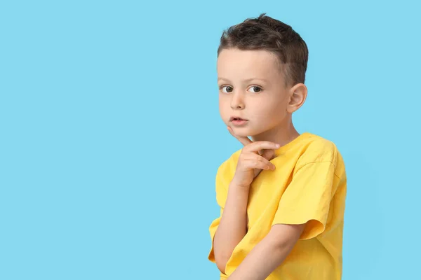 Porträt Von Niedlichen Kleinen Jungen Auf Farbigem Hintergrund — Stockfoto