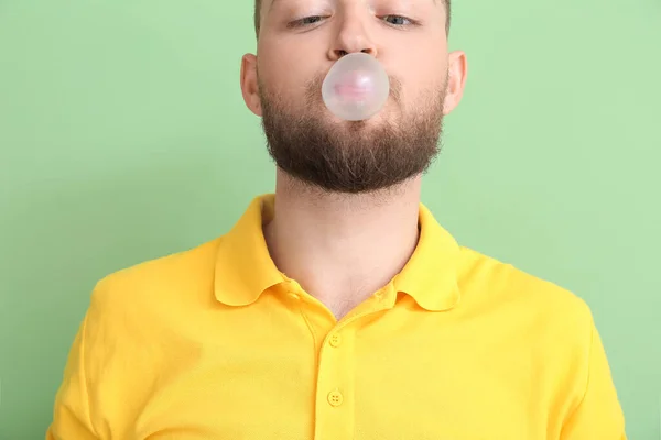 Junger Mann Mit Kaugummi Auf Farbigem Hintergrund — Stockfoto