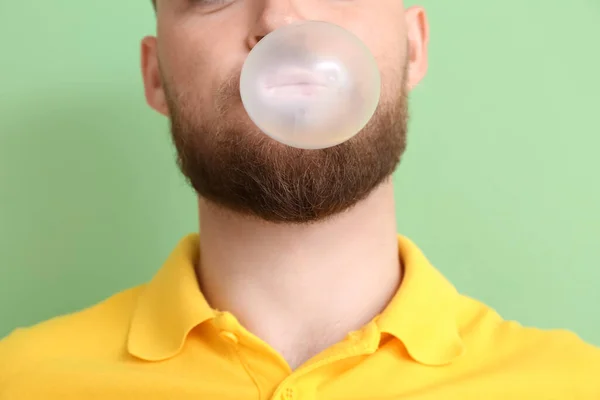 Hombre Joven Con Goma Mascar Fondo Color Primer Plano —  Fotos de Stock