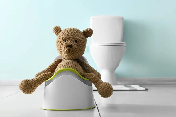 Милая Игрушка Медведь Сидит Горшок Туалет Рядом Цветной Стеной — стоковое фото