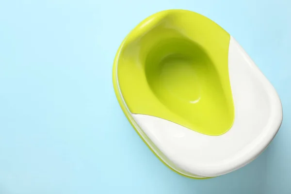 Hijau Dan Putih Toilet Pada Latar Belakang Warna — Stok Foto