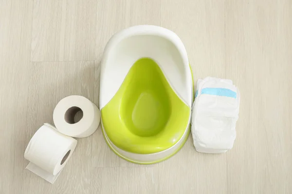 Potty Tisu Toilet Gulungan Dan Popok Lantai Kayu Ringan — Stok Foto