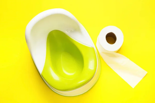 Grüne Töpfchen Und Toilettenpapierrolle Auf Gelbem Hintergrund — Stockfoto