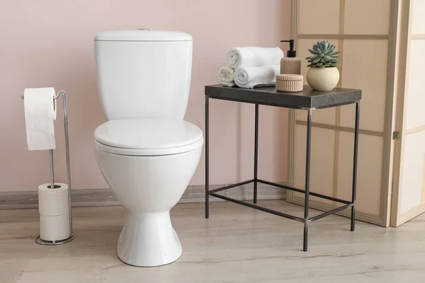 Kamar Mandi Modern Dengan Dudukan Tisu Toilet Dan Meja Dengan — Stok Foto