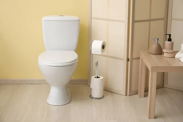 Holder Dengan Gulungan Kertas Toilet Kamar Mandi Modern — Stok Foto