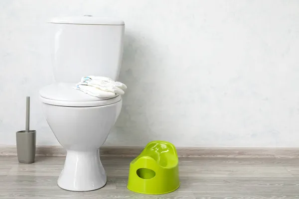 Hijau Toilet Dan Popok Pada Toilet Mangkuk Kamar Kecil Cahaya — Stok Foto