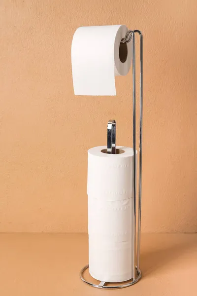 Halter Mit Weichen Toilettenpapierrollen Der Nähe Der Farbwand — Stockfoto