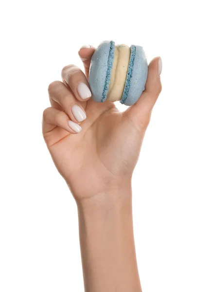 Mujer Con Hermosa Manicura Sosteniendo Delicioso Macaron Sobre Fondo Blanco — Foto de Stock