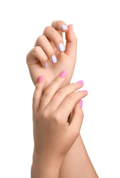Weibliche Hände Mit Nägeln Unterschiedlicher Farbe Auf Weißem Hintergrund Nahaufnahme — Stockfoto