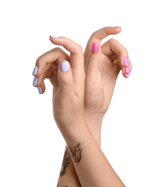 Mulher Com Manicure Cor Diferente Elegante Fundo Branco — Fotografia de Stock