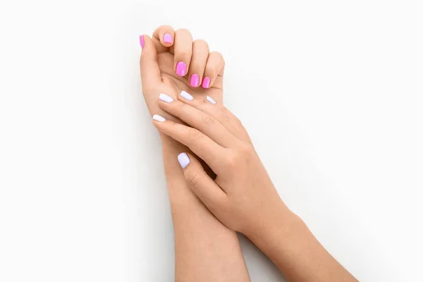Beyaz Arka Planda Farklı Renk Manikürlü Kadın Elleri — Stok fotoğraf