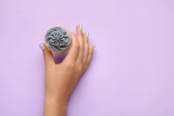 Mulher Com Bela Manicure Segurando Cupcake Fundo Roxo — Fotografia de Stock