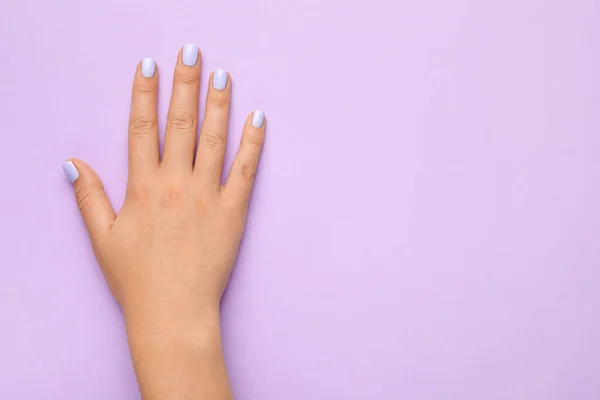 Mano Femenina Con Hermosa Manicura Sobre Fondo Púrpura — Foto de Stock