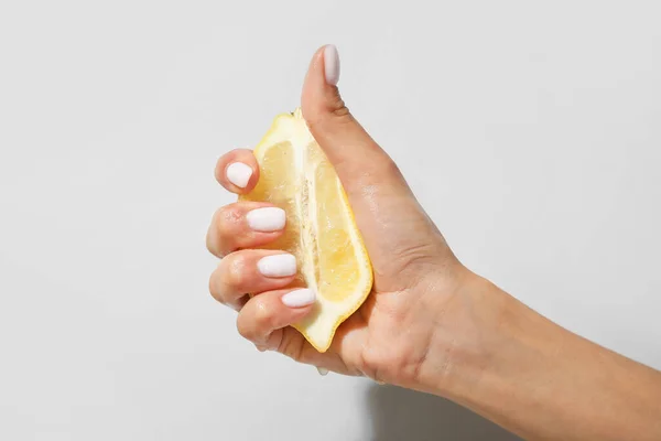 Woman Beautiful Manicure Squeezing Sliced Lemon Light Background — Stock Photo, Image