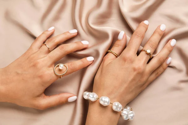 Mulher Com Bela Manicure Jóias Elegantes Fundo Tecido Bege — Fotografia de Stock