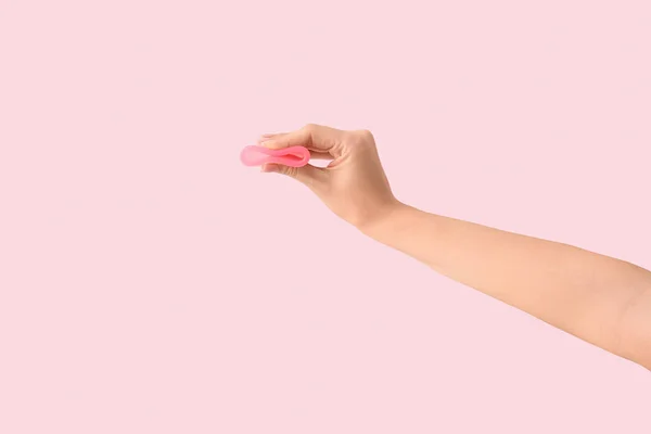 Mano Femenina Con Copa Menstrual Sobre Fondo Rosa — Foto de Stock