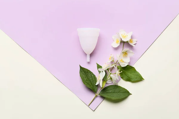 Regl Fincanı Çiçek Rengi Arka Planda — Stok fotoğraf