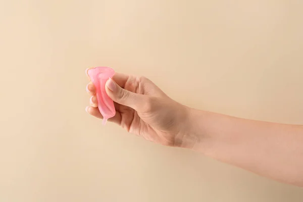 Женская Рука Менструальной Чашкой Цветном Фоне — стоковое фото
