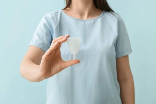 Mulher Segurando Copo Menstrual Fundo Azul — Fotografia de Stock