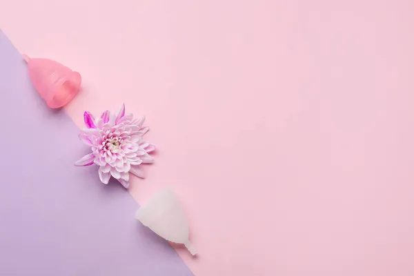 Κύπελλα Έμμηνο Και Λουλούδι Στο Φόντο Χρώμα — Φωτογραφία Αρχείου