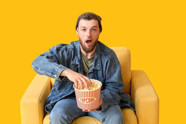 Överraskad Kille Med Popcorn Färg Bakgrund — Stockfoto