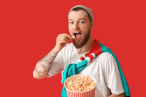 Giovane Ragazzo Mangiare Popcorn Sfondo Colore — Foto Stock