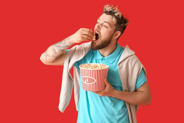 Young Guy Eating Popcorn Color Background — Stock Photo, Image