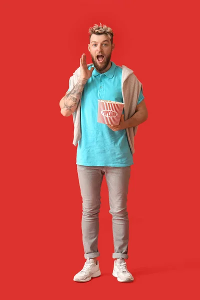 Surprised Young Man Popcorn Color Background — Stock Photo, Image