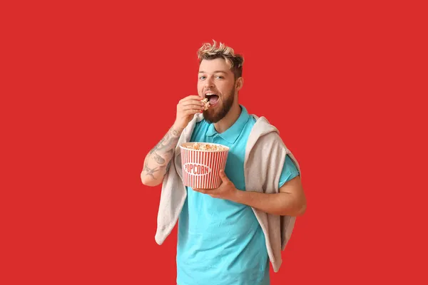 Smiling Young Guy Eating Popcorn Color Background — Stock Photo, Image