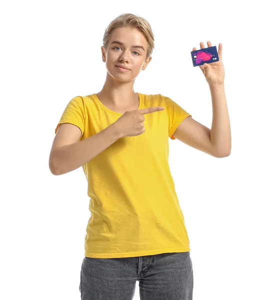 Młoda Kobieta Wskazująca Kartę Kredytową Białym Tle — Zdjęcie stockowe