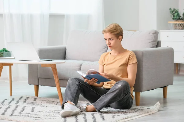 Pretty Young Woman Reading Book Sofa Home — Stock Photo, Image