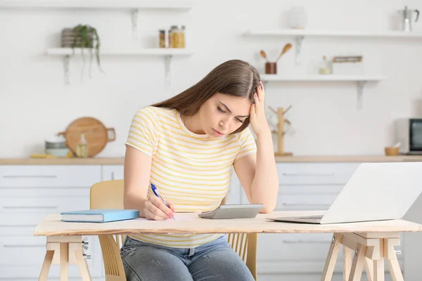 Jovem Mulher Trabalhando Com Laptop Mesa Cozinha — Fotografia de Stock